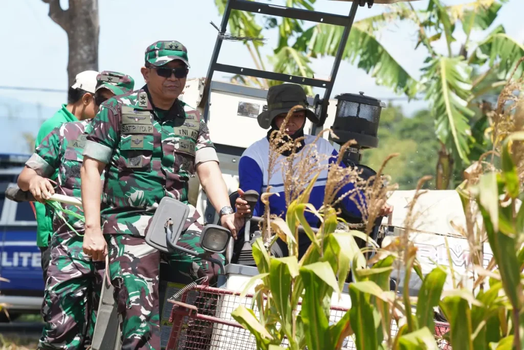 Mayjen Satriyo Pinandoyo turut memanen jagung menggunakan mesin pemanen jagung