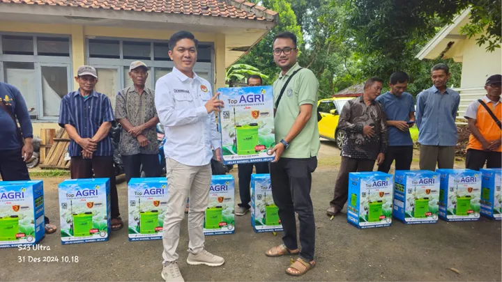 Yayasan Persada Akmil 92 Serahkan 60 Unit Sprayer Elektrik ke Kelompok Tani di Majalengka